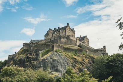 https://images.ctfassets.net/bu3up4ijy7vs/16pmBNSks3TNFXO7MaMgYo/bd2e43b5e23166ef6db3812a383ebdb1/Edinburgh_Castle_Scotland.jpg?w=410&fl=progressive&q=90